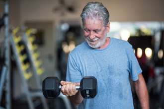 Fortalecimento muscular após os 40 anos é essencial para manter vitalidade e prevenir doenças, explica Gustavo Luíz Guilherme Pinto.