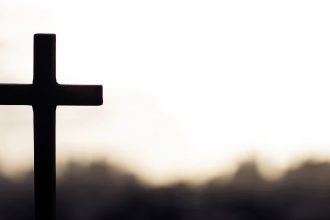 Jose Eduardo De Oliveira e Silva explora como a fé se manifesta nas crises humanas.