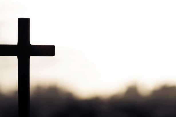 Jose Eduardo De Oliveira e Silva explora como a fé se manifesta nas crises humanas.