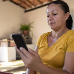 Beneficiária consulta pagamento de programa social pelo celular na Paraíba