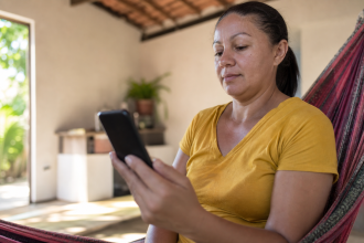 Beneficiária consulta pagamento de programa social pelo celular na Paraíba